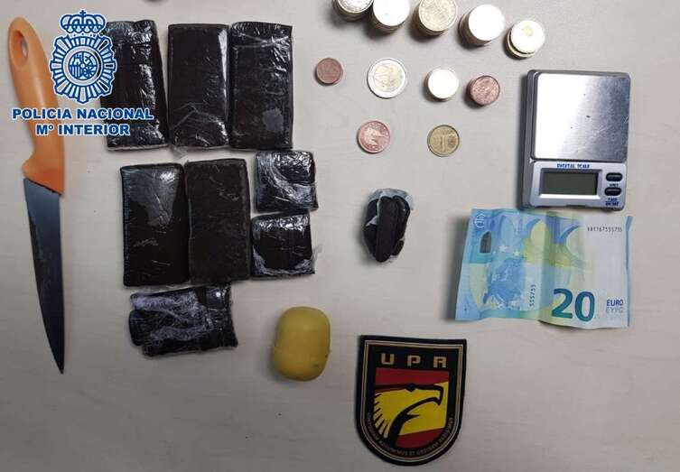 Dinero, material y droga incautada al menor (Foto TA)